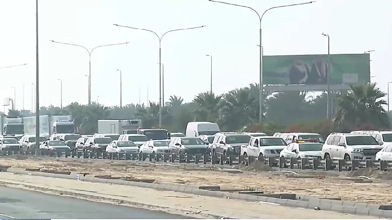 بالفيديو.. استمرار الازدحام والتكدس في جسر الملك فهد