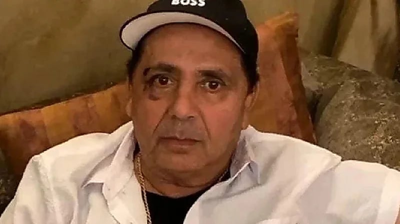 طليق علا غانم يحتفل بخلعه منها بتوزيع الحلوى