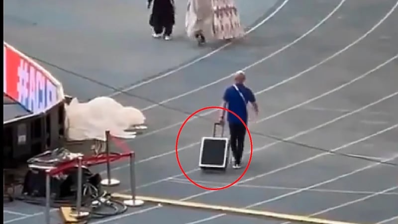 بالفيديو.. حقيبة كأس آسيا تصل الملعب قبل انطلاق النهائي