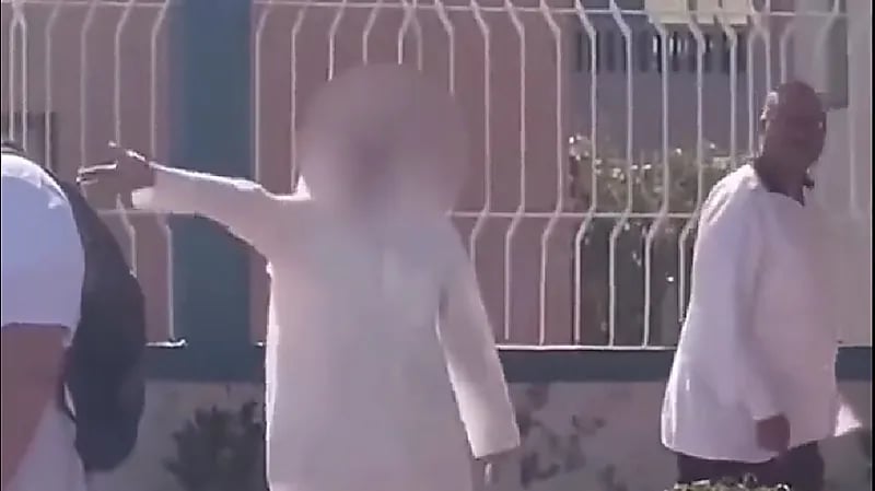 شاهد .. مدير مدرسة يمنع الطلاب المتأخرين من دخول المدرسة