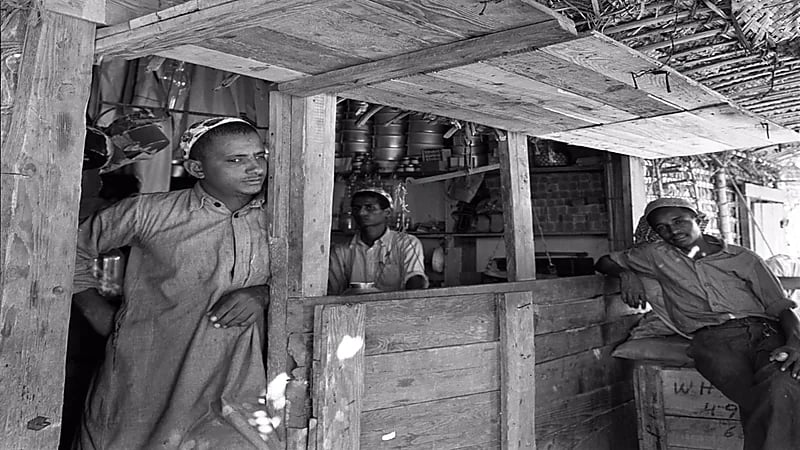 صورة نادرة لمتجر مخصص لبيع الأواني في بقيق قبل 76 عاماً