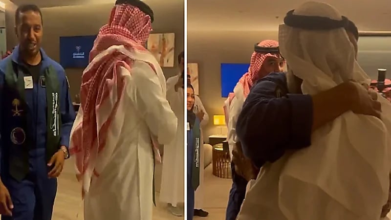 عناق حار بين علي القرني ووالده لحظة وصوله للرياض.. فيديو