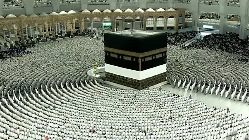 لقطات روحانية لجموع المصلين أثناء تأديتهم صلاة الفجر في الحرم المكي .. فيديو