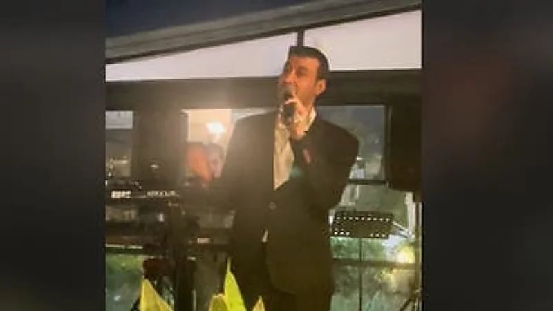 شبيه كاظم الساهر يحدث ضجة عارمة بين جمهوره - فيديو