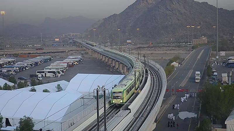 انطلاق أولى رحلات قطار المشاعر المقدسة لموسم الحج هذا العام - صور