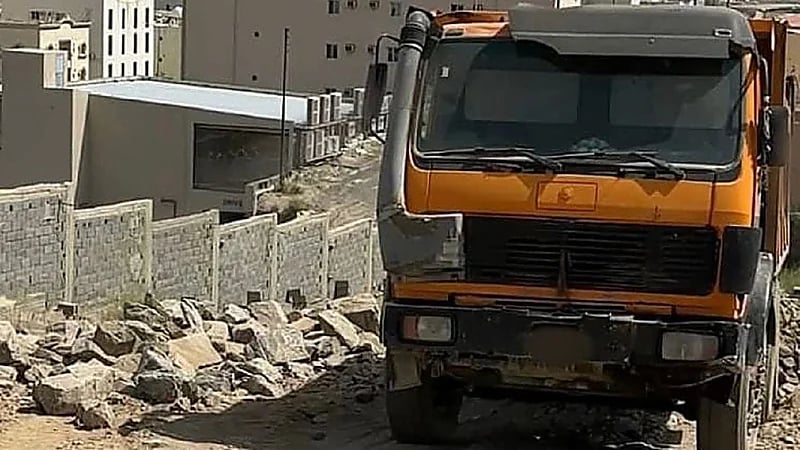 ضبط شاحنتَيْن تفرغان مخلفات البناء والحفر بـ"حلقة الشرقية"