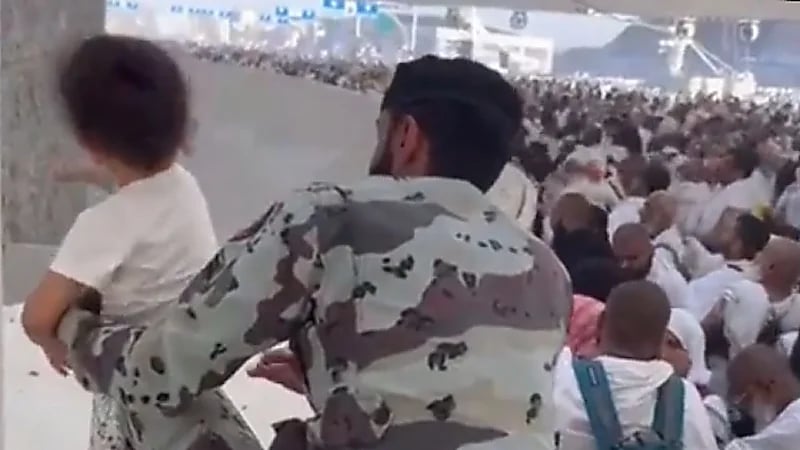 رجل أمن يساعد طفلة صغيرة على رمي جمرة العقبة .. فيديو