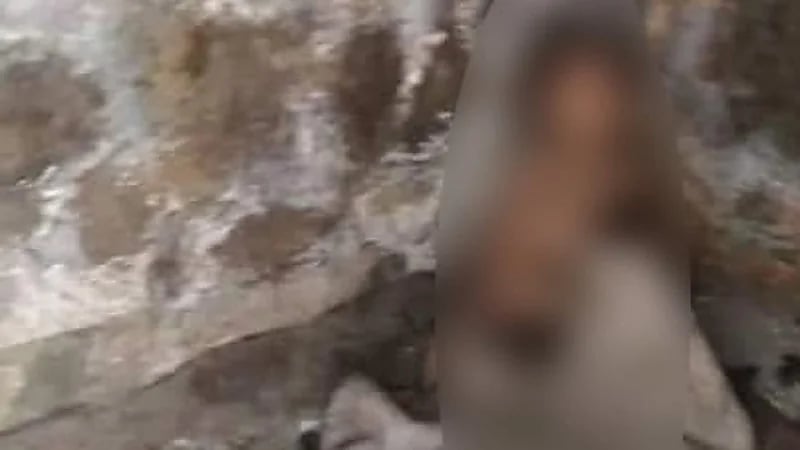 أب يحتجز ابنه عاريا في غرفة مظلمة