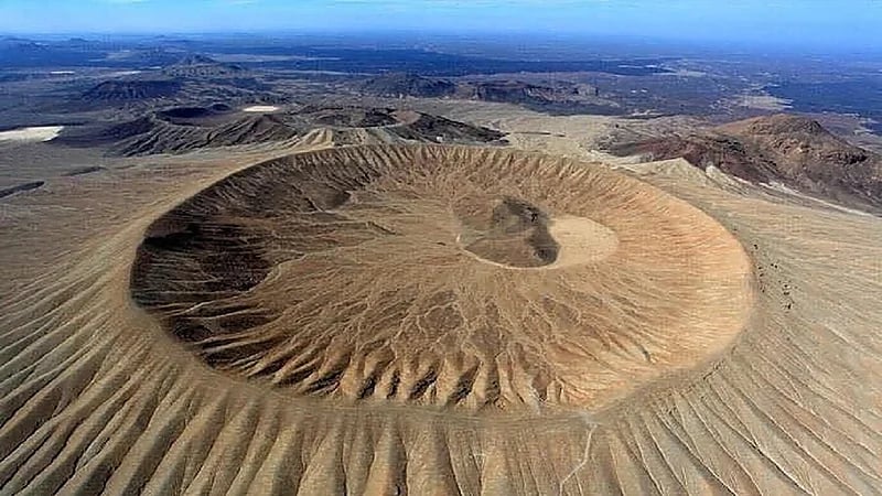 لقطات مذهلة لفوّهة بركان الجبل الأبيض بالمدينة المنورة.. صور