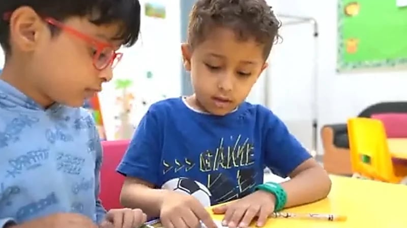 تطبيق الإسوارة الذكية داخل  المدارس - فيديو