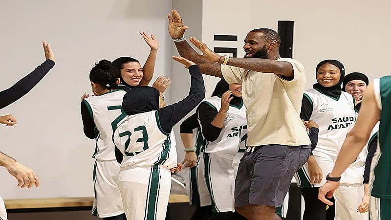 جيمس يشارك مهاراته مع ناشئي كرة السلة .. صور