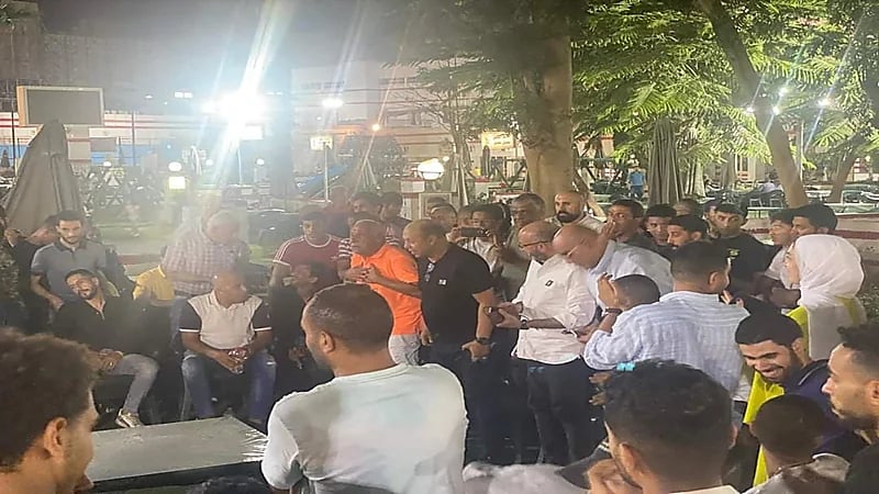 غناء حسين لبيب مع الجماهير في مقر نادي الزمالك.. فيديو