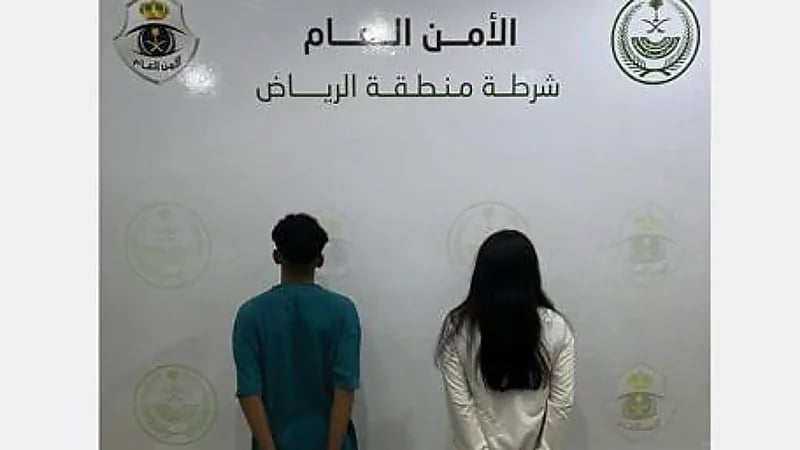 شرطة الرياض تقبض على مخالفين لإيقافهما مركبتيهما على الطريق العام  ..  فيديو