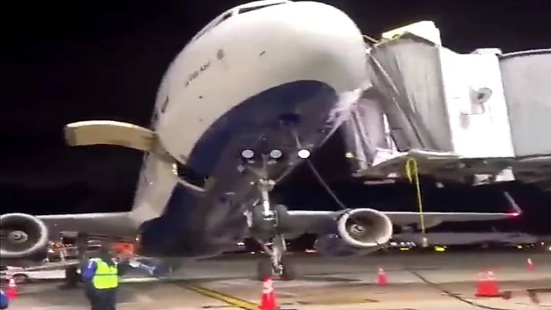 سقوط طائرة على ذيلها أثناء توقفها في المطار.. فيديو