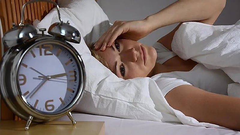 استشاري يوضح أسباب الإصابة بـ اضطراب النوم.. فيديو