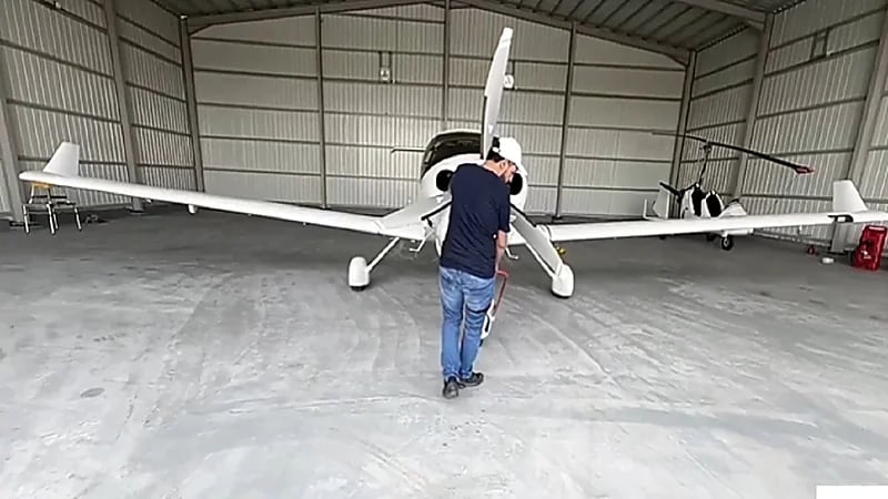 قصة شغف مواطن بالطيران الشراعي .. فيديو