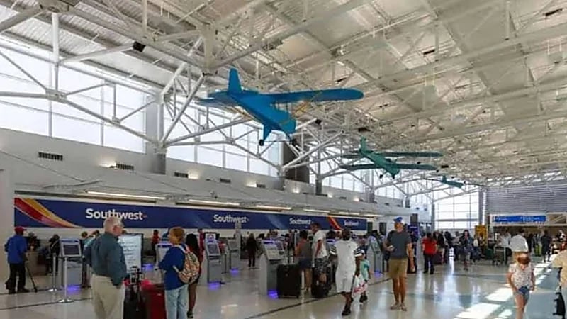 3 نساء يعتدن بالضرب على موظفة في مطار أمريكا بعد تأخر طائرتهن .. فيديو