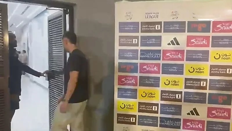 لحظة اتجاه نجم النصر السابق لتهنئة زملائه بالفوز .. فيديو