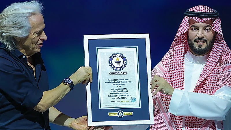 الهلال يتسلم جائزة موسوعة غينيس لأطول سلسلة انتصارات .. فيديو