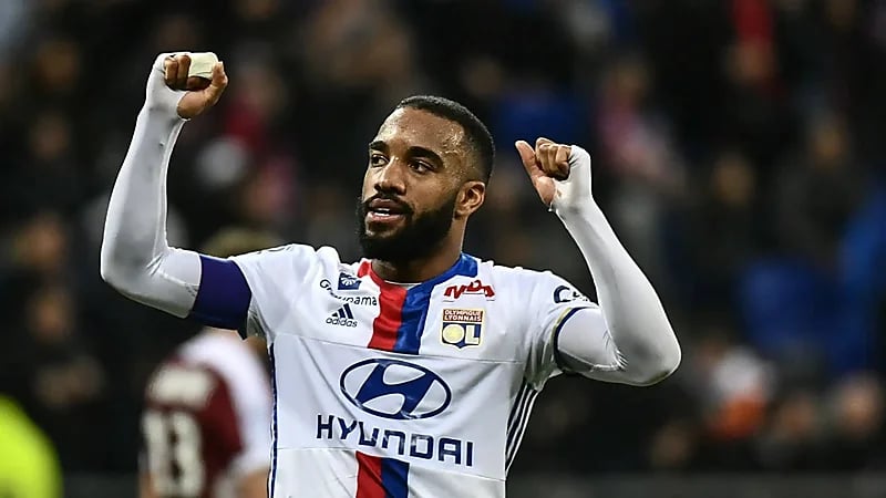 القادسية يسعى لضم المهاجم لاكازيت