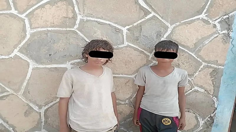 اليمن.. طالبان يلقيان قنابل على المدرسة بسبب "معلم"