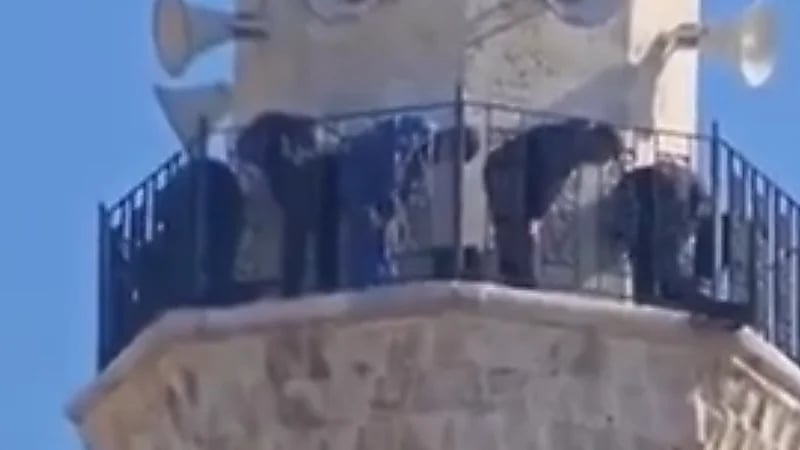 مصلون في جامع خالد بن الوليد بحمص يؤدون الصلاة في اتجاهات مختلفة .. فيديو