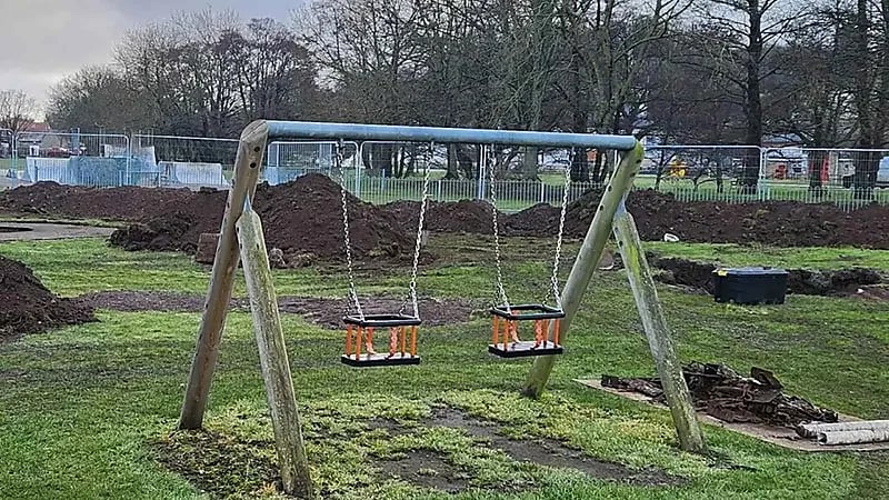 اكتشاف 150 قنبلة تحت ملعب للأطفال في إنجلترا