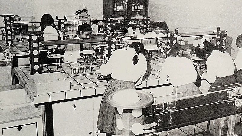 صورة تاريخية لـ طالبات مدرسة دار الحنان خلال إجراء تجربة معملية قبل 58 عامًا