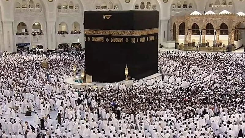 مشاهد روحانية من الحرم المكي بعد ثبوت رؤية هلال رمضان  ..  فيديو