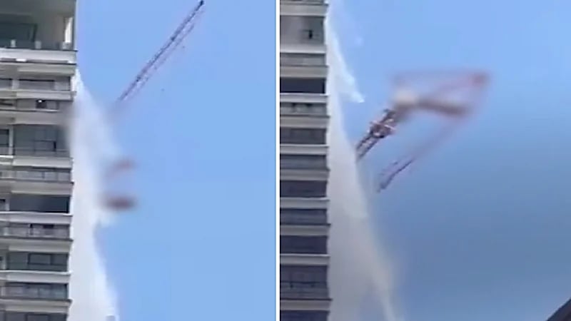 مشهد مفزع لسقوط رافعة من بناية شاهقة خلال زلزال .. فيديو