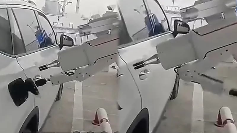 روبوت يشحن سيارة بالوقود في محطة بنزين .. فيديو