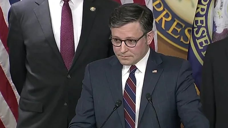 جونسون عن سعى ترامب لولاية ثالثة: يجب تعديل الدستور للقيام بذلك ..فيديو