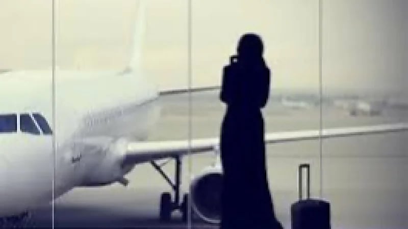 حكم سفر الفتاة مع والدتها من أجل العلاج بدون محرم..فيديو