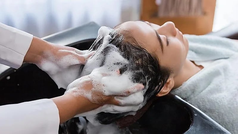 5 أخطاء شائعة عند غسل الشعر تؤدي إلى تساقطه