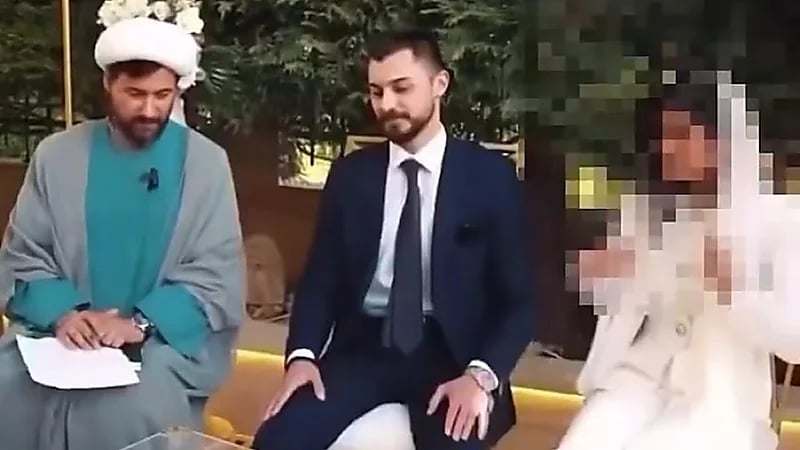 عريس يشعل زفافه بكلماته المؤثرة لزوجته خلال عقد القران .. فيديو