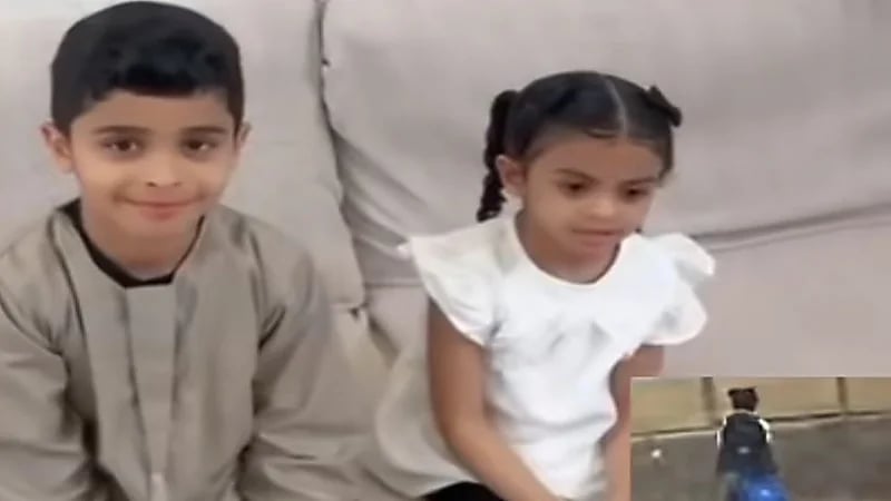 طفل يحمل شقيقته على ظهره أثناء عودتهما من المدرسة.. فيديو