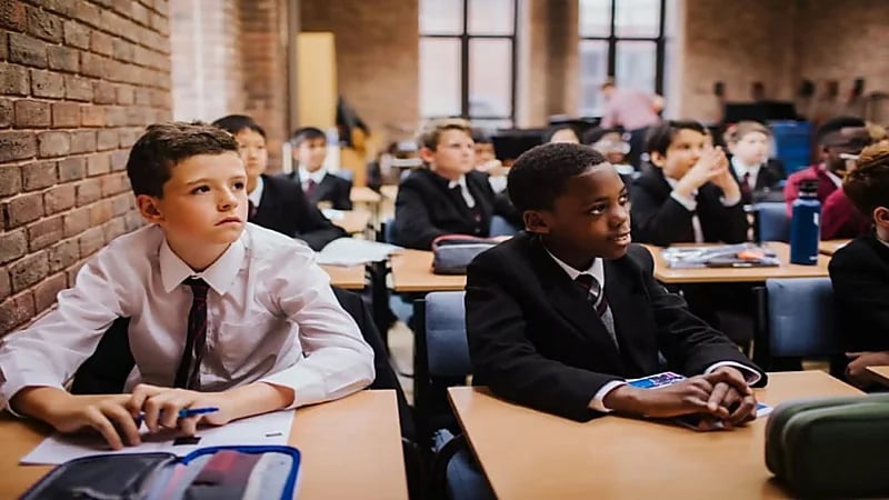 رعب في مدارس بريطانية بسبب رسائل تهديد لتلاميذ