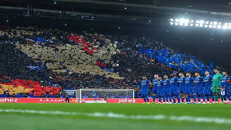 وزير الرياضة ورئيس الاتحاد الآسيوي يشاهدان "تيفو" الهلال باهتمام.. فيديو