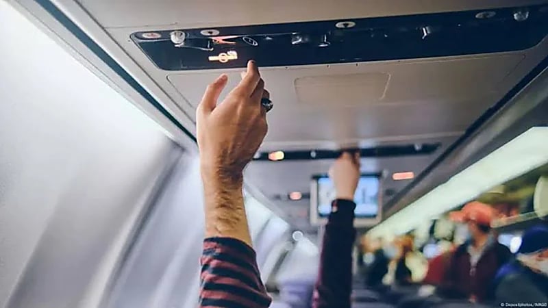 امرأة تتعرض لاعتداء جنسي على متن طائرة