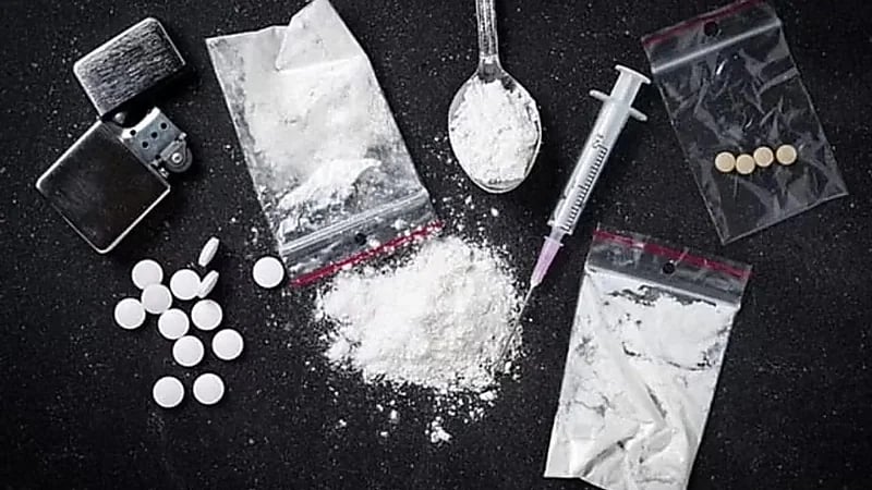 صور طبية لحالة نادرة لرجل سقط رأسه على صدره بسبب تعاطي المخدرات