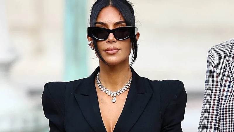 مجوهرات كيم كارداشيان الثمينة بالمحكمة تثير الجدل ..صور