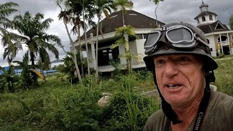 يوتيوبر يتفاجأ بحيوانات مفترسة داخل حديقة مهجورة أثناء التصوير .. فيديو