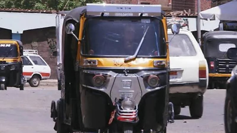 فتاة تقفز من توكتوك مدعية محاولة اختطافها لزيادة المشاهدات