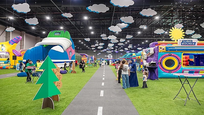 الخبر تحتفل بعيد الأضحى بأكبر مدينة ألعاب هوائية في العالم.. صور