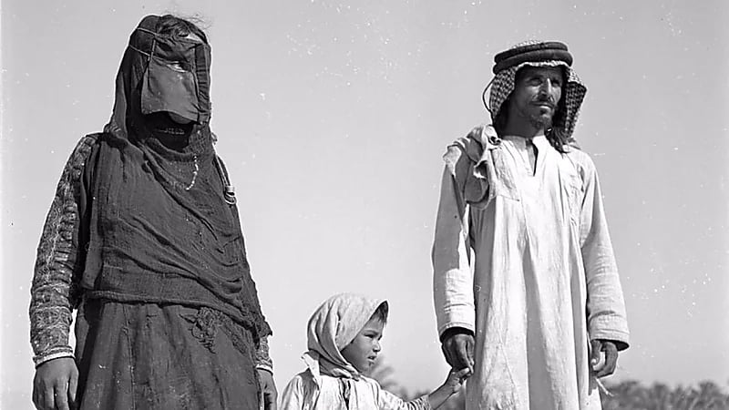 صورة لعائلة قروية بالقرب من القطيف عام 1947