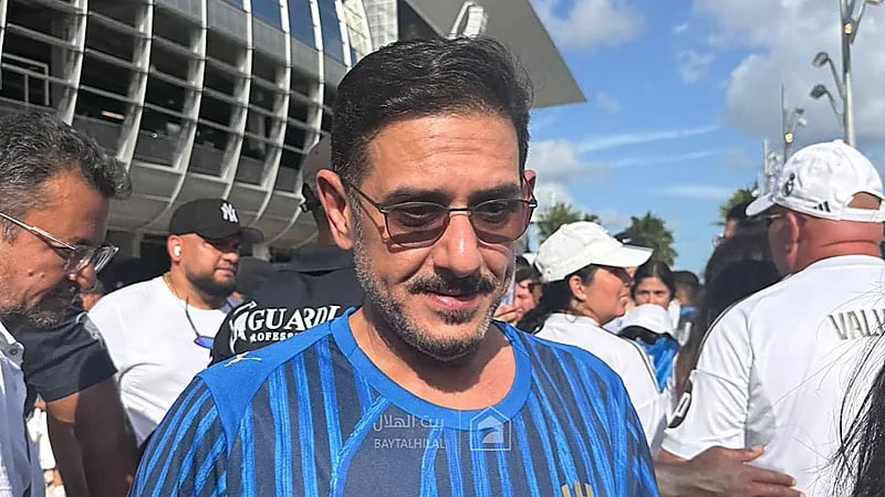 الأمير نواف بن سعد يخطف الأنظار مبتسمًا بقميص الهلال