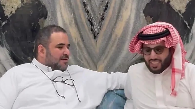 تركي آل الشيخ يزور سعود القحطاني للاطمئنان على صحته.. فيديو