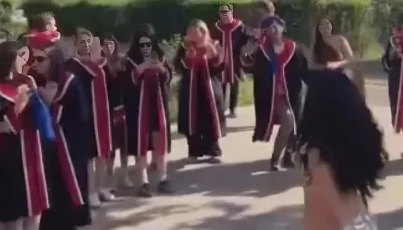 راقصة شرقية تثير الجدل في حفل تخرج بجامعة تركية