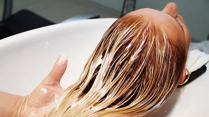خبراء: خطوات ضرورية لحماية الشعر بعد سحب اللون