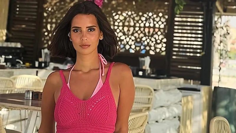 إيمان العاصي تشعل الأجواء بإطلالة صيفية جريئة وتخطف الأنظار .. صور